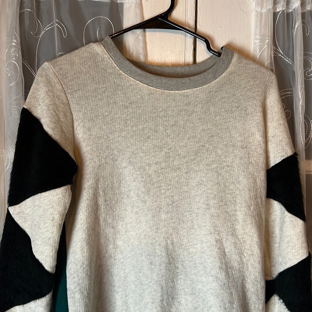 19 4T Women’s Sweatshirt With Faux Fur Sleeves Block Color Size Small